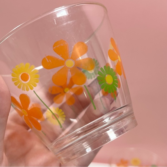 Vintage retro 70s floral flower power set of funky plastic cups - Picture 2 of 7